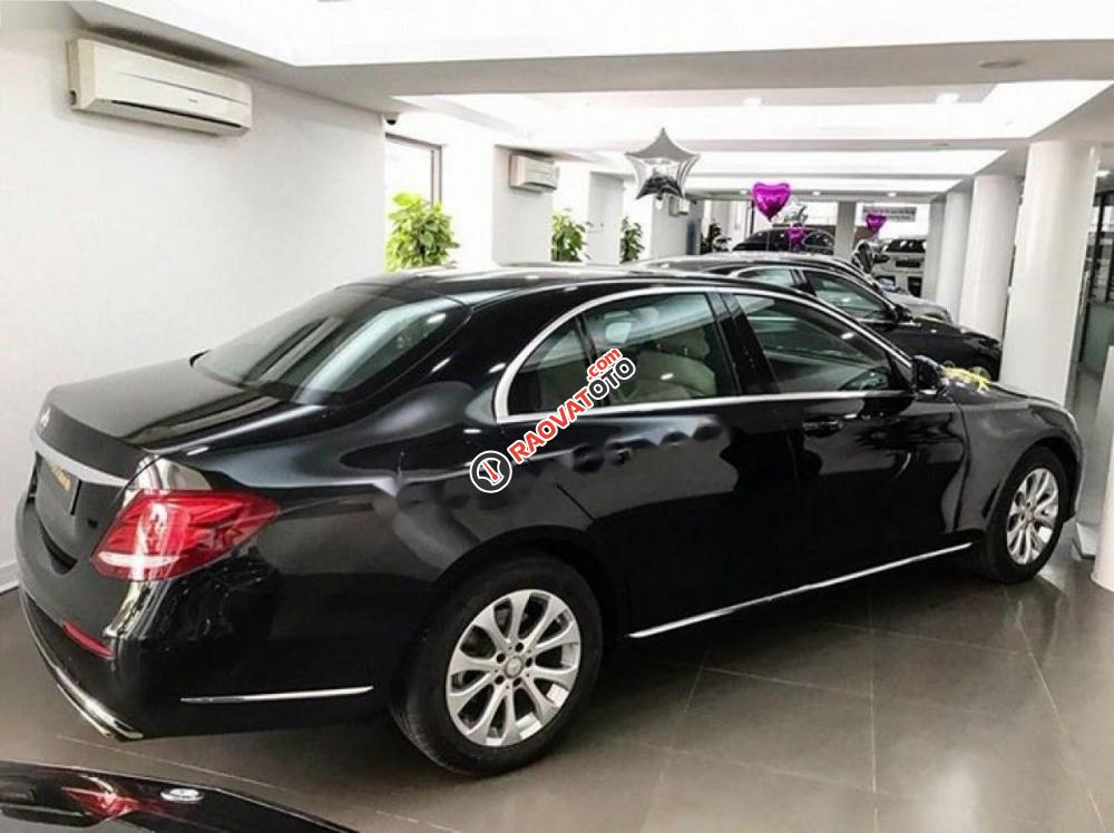 Cần bán xe Mercedes E200 đời 2017, màu đen-3