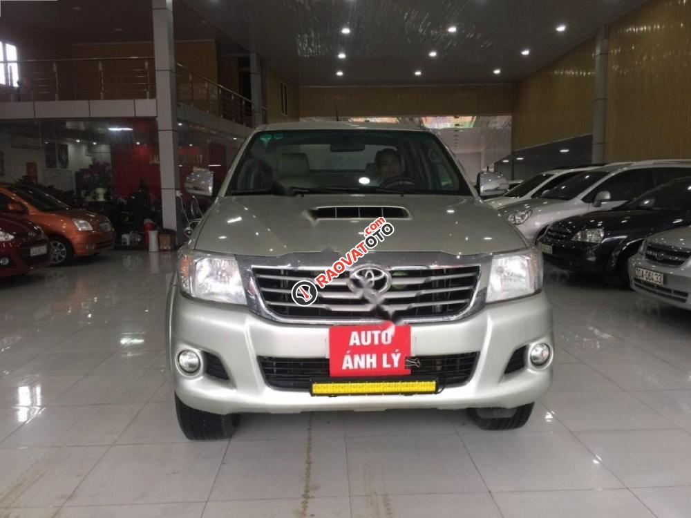 Salon bán xe Toyota Hilux 3.0G 4x4 MT sản xuất 2014, màu vàng, nhập khẩu-1