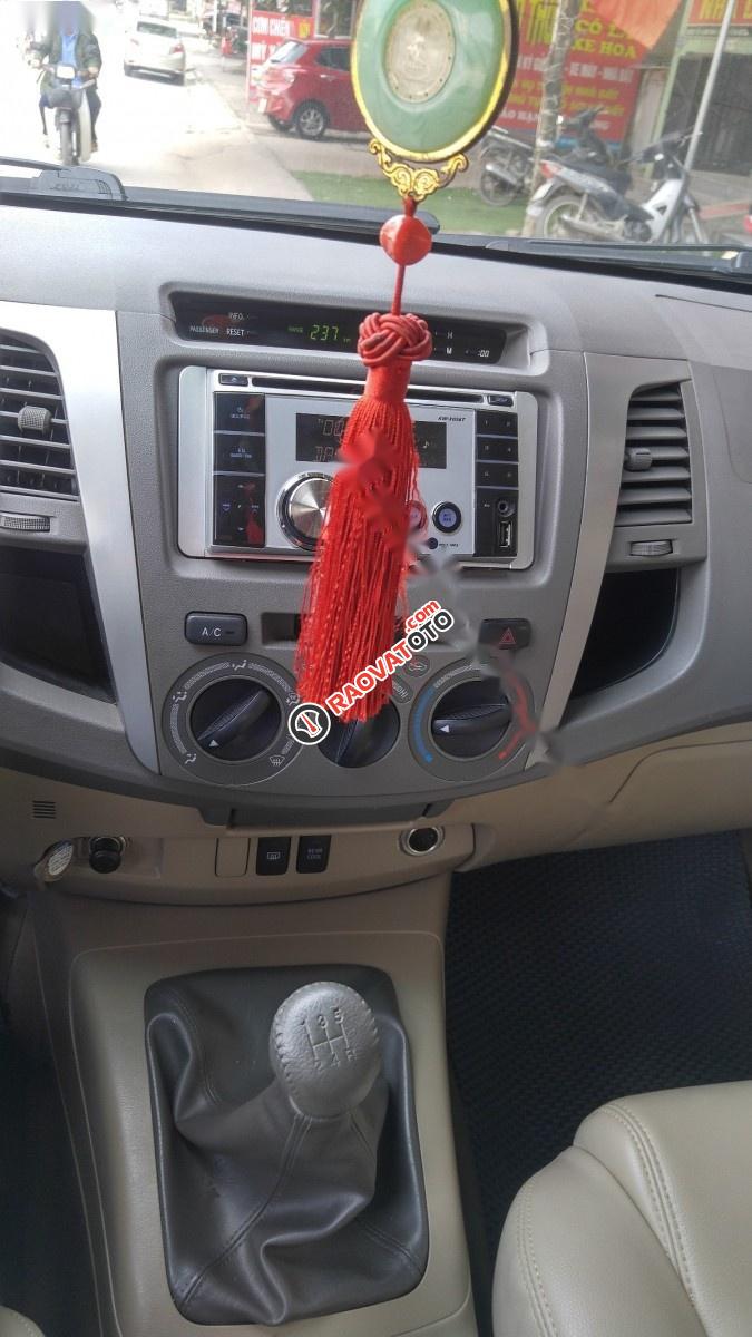 Cần bán gấp Toyota Fortuner 2.5G năm 2011, màu bạc, giá 650tr-7