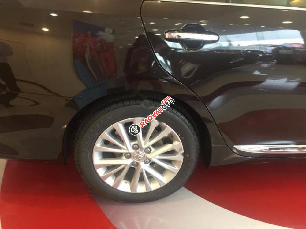 Bán Toyota Camry 2.0E đời 2017, màu đen, 947 triệu-3