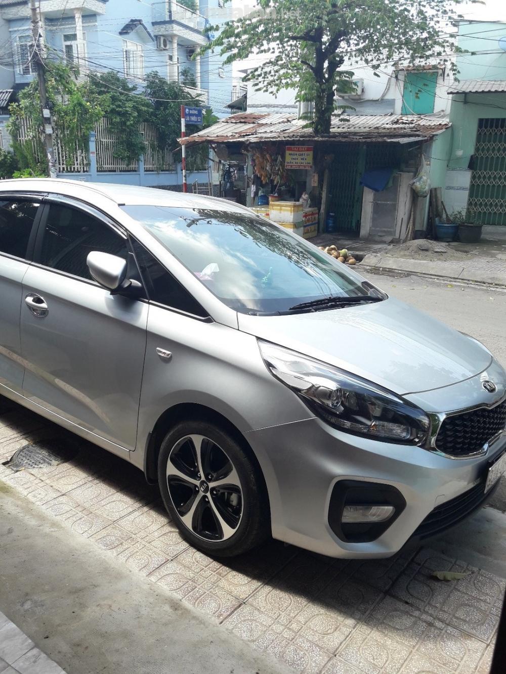 Cần bán gấp Kia Rondo đời 2017, màu bạc, xe nhập-0