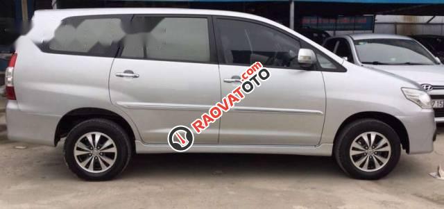 Cần bán Toyota Innova đời 2016, màu bạc như mới-0