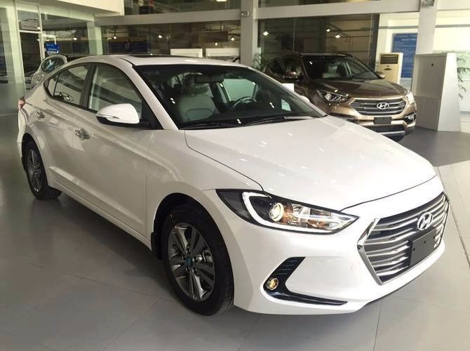 Cần bán xe Hyundai Elantra 2017, màu đỏ, nhập khẩu-7