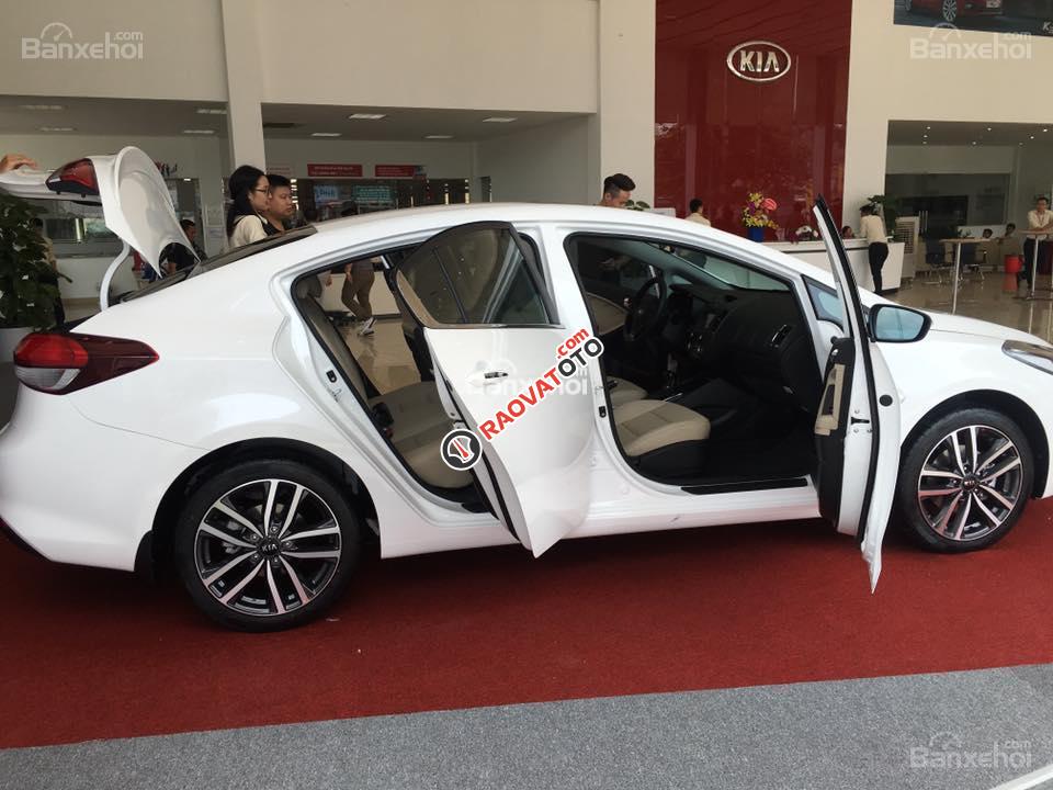 Kia Giải Phóng - Hỗ trợ vay trả góp 90% giá trị xe khi mua Kia Cerato, thủ tục nhanh gọn, giao xe ngay. LH  0938808627-4