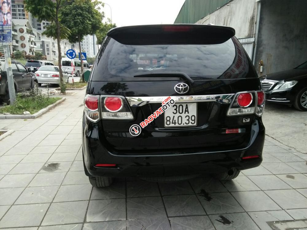 Xe Toyota Fortuner V sản xuất 2015, màu đen-6