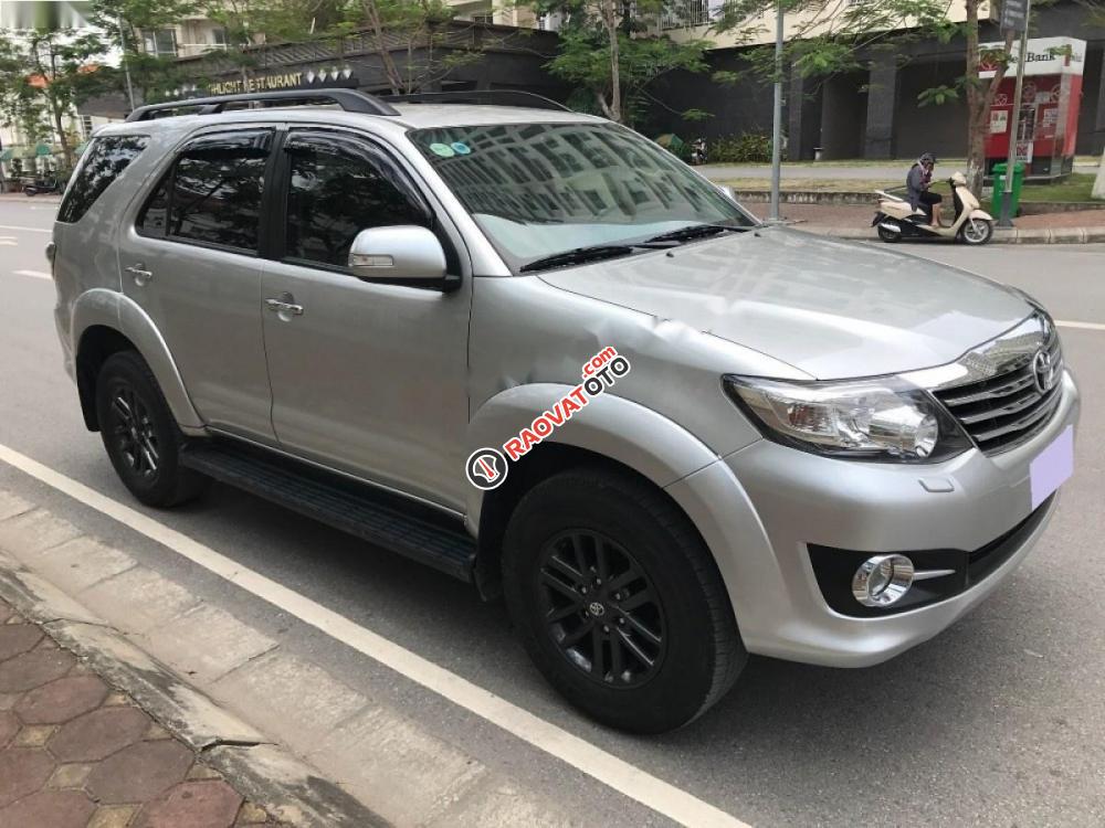 Bán Toyota Fortuner 2.7V 4x4 AT đời 2015, màu bạc chính chủ-1