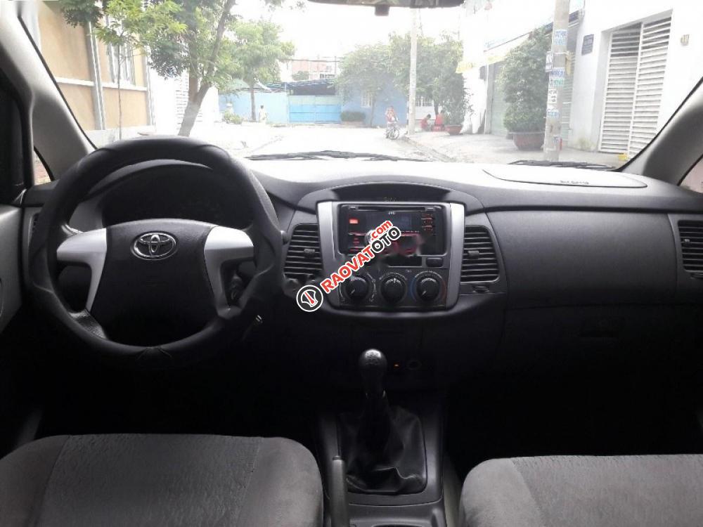 Cần bán lại xe Toyota Innova E đời 2013, màu bạc, giá chỉ 530 triệu-6