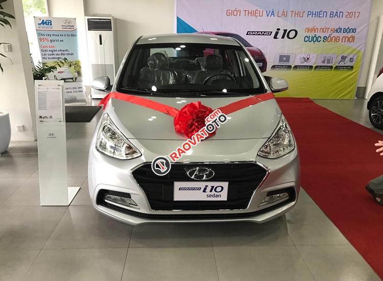 Cần bán Hyundai Grand i10 1.2AT đời 2017, màu bạc-1