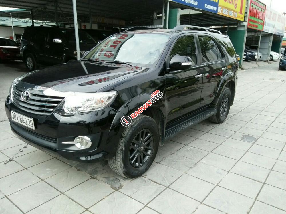 Xe Toyota Fortuner V sản xuất 2015, màu đen-11