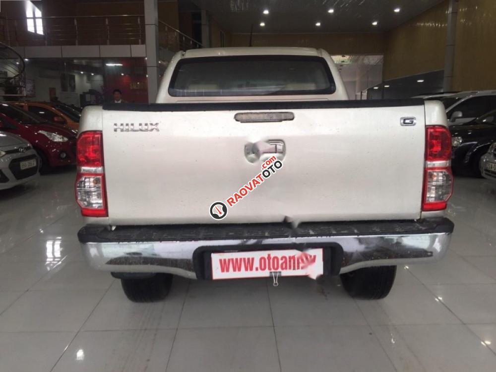 Salon bán xe Toyota Hilux 3.0G 4x4 MT sản xuất 2014, màu vàng, nhập khẩu-6