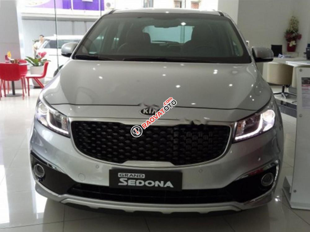 Cần bán xe Kia Sedona 3.3L GAT đời 2017, màu bạc-0