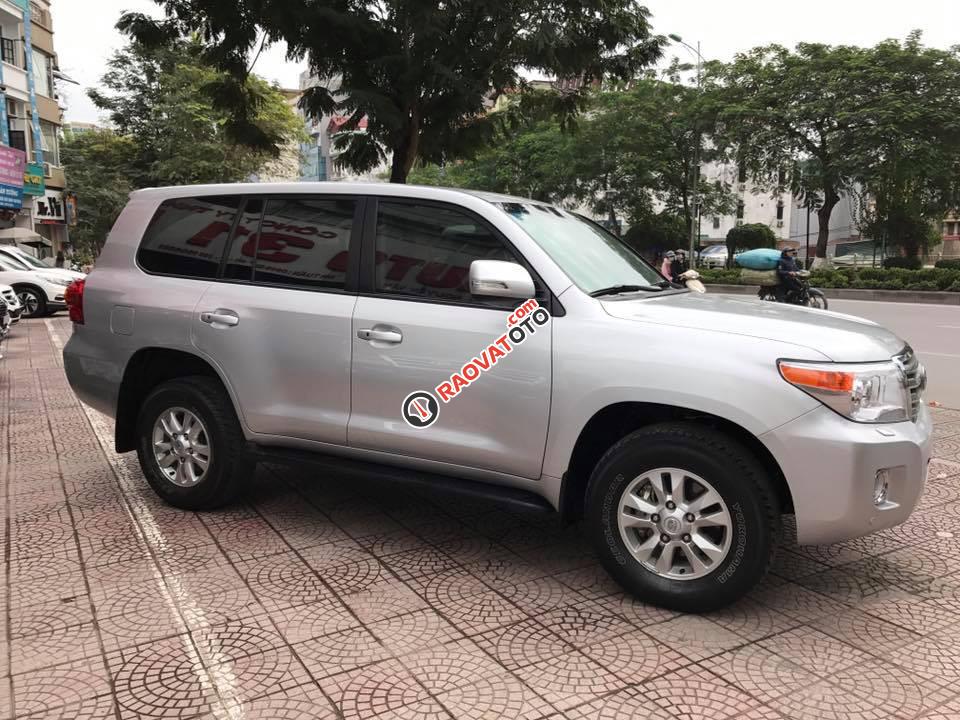 Bán xe Toyota Land Cruiser năm 2015 màu bạc, nhập khẩu nguyên chiếc-4