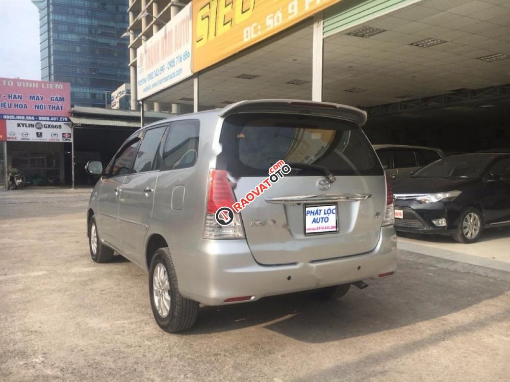 Bán Toyota Innova V 2010, màu bạc như mới-6