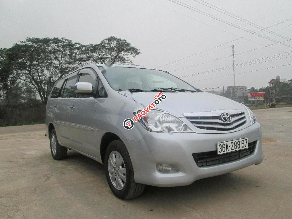 Bán xe Toyota Innova G 2010, màu bạc chính chủ-0