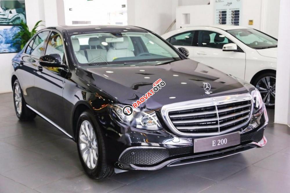 Bán xe Mercedes E200 đời 2017, màu đen-0