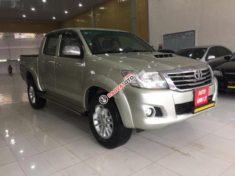 Salon bán xe Toyota Hilux 3.0G 4x4 MT sản xuất 2014, màu vàng, nhập khẩu-5