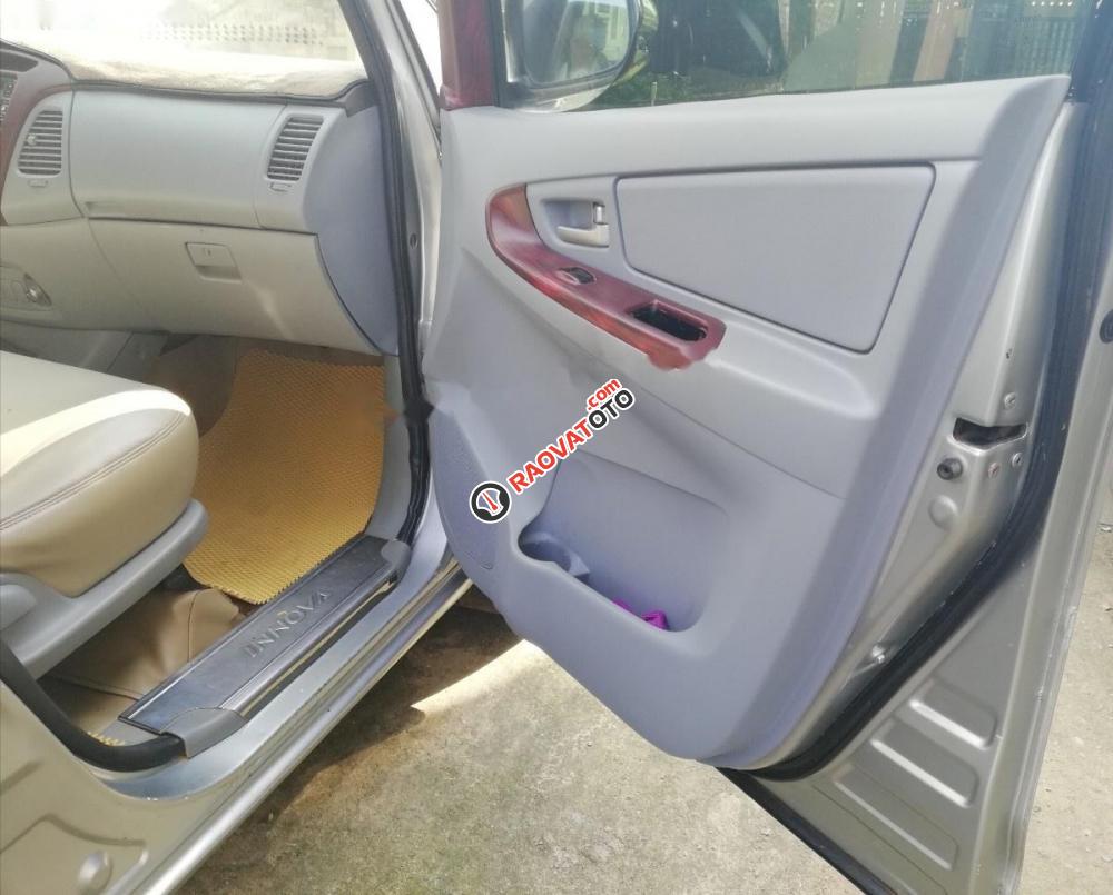 Cần bán Toyota Innova G năm 2007, màu bạc xe gia đình-0