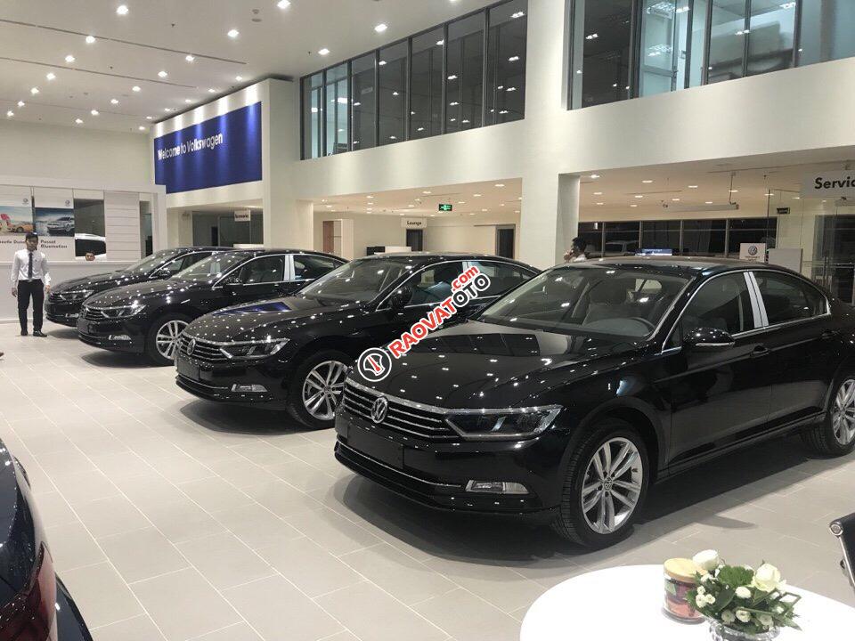 (Big sale) Bán Volkswagen Passat Blue Motion 2017, màu đen, xe nhập, giá tốt nhất. Lh: 097.8877.754-0