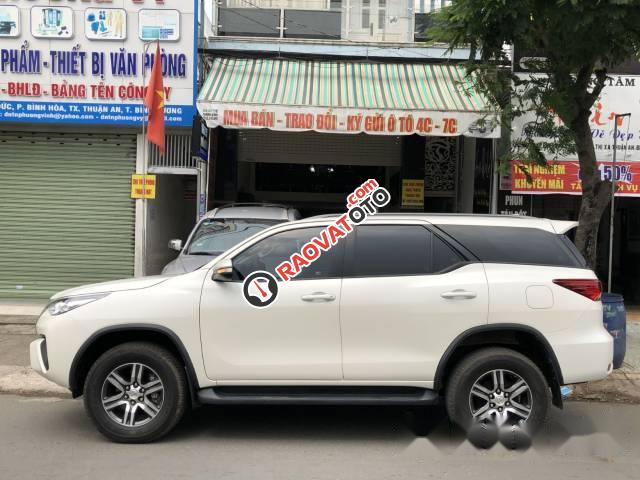 Cần bán lại xe Toyota Fortuner đời 2017, màu trắng số sàn-0