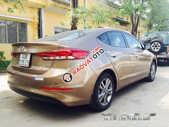 Cần bán xe Hyundai Elantra đời 2018, màu nâu số tự động-3