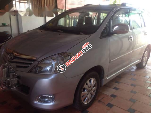 Cần bán gấp Toyota Innova G đời 2010, màu bạc xe gia đình-1