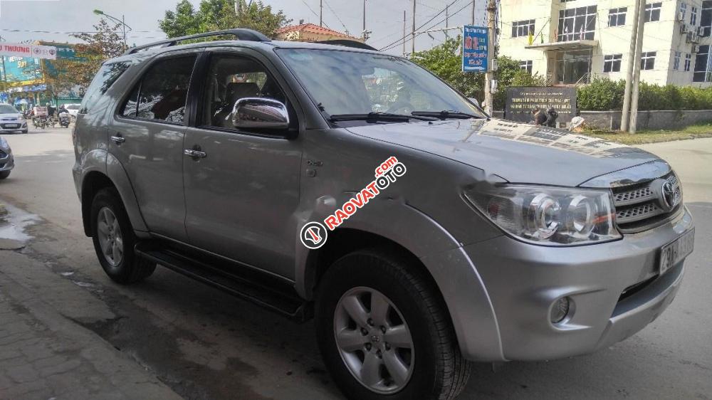 Cần bán gấp Toyota Fortuner 2.5G năm 2011, màu bạc, giá 650tr-0