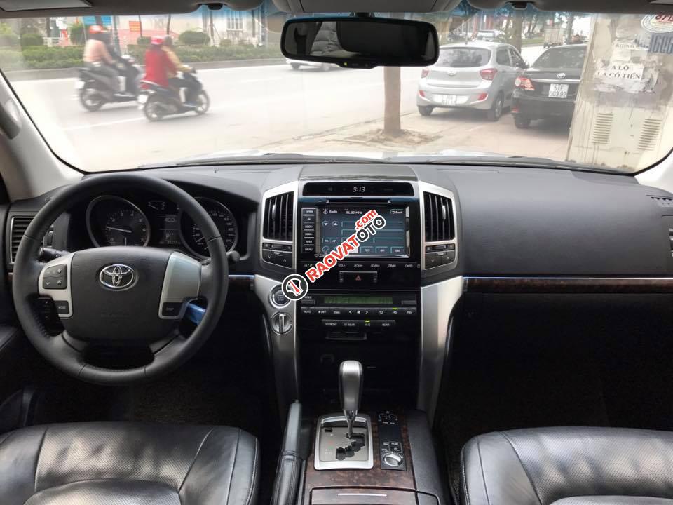 Bán xe Toyota Land Cruiser năm 2015 màu bạc, nhập khẩu nguyên chiếc-2