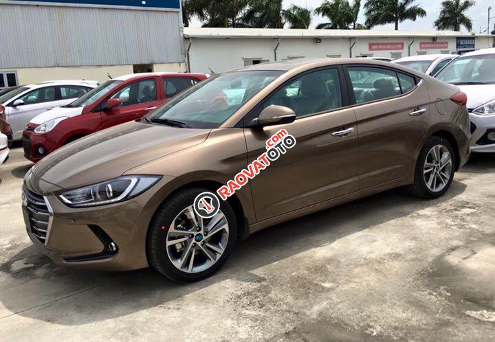 Cần bán Hyundai Elantra sản xuất 2018 màu nâu tại Đắk Lắk, hỗ trợ vay vốn 80% giá trị xe. Hotline 0935904141-2