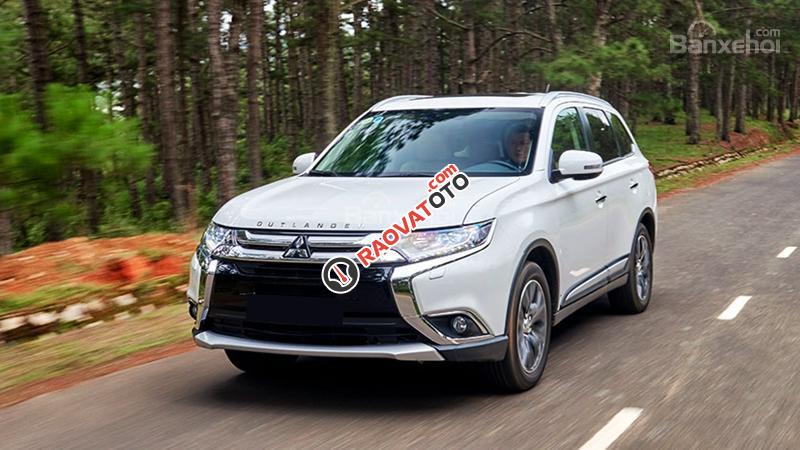 Bán ô tô Mitsubishi Outlander năm 2017, màu trắng tại Quảng Bình, Quảng Trị-0