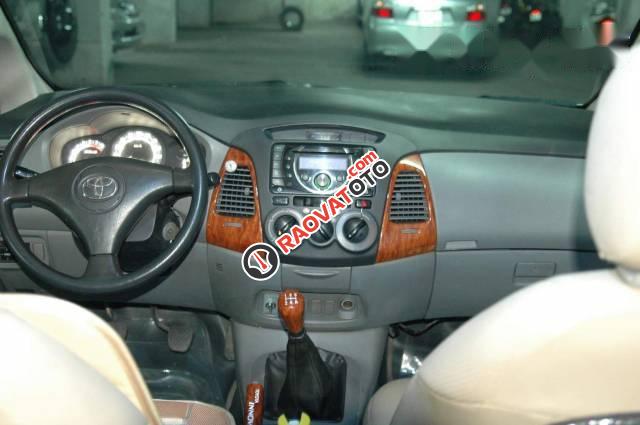 Bán Toyota Innova 2009, màu bạc xe gia đình-1