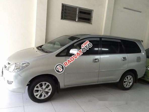 Cần bán gấp Toyota Innova đời 2008, màu bạc chính chủ, giá 385tr-22