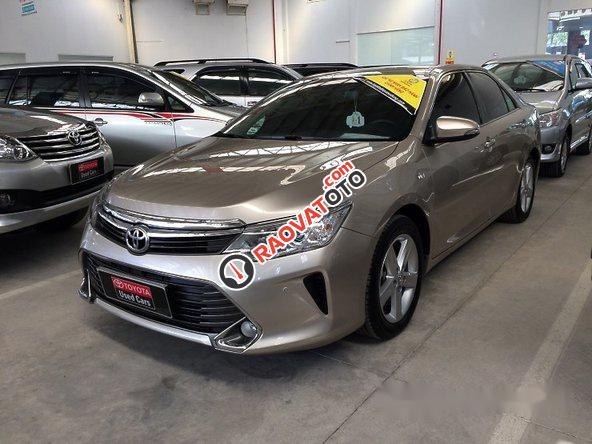 Cần bán Toyota Camry đời 2016, màu nâu vàng-5