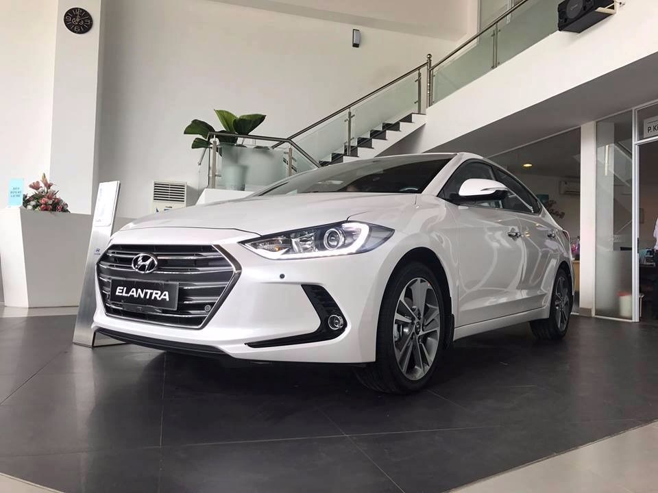 Bán Hyundai Elantra đời 2017, màu trắng, nhập khẩu  -1