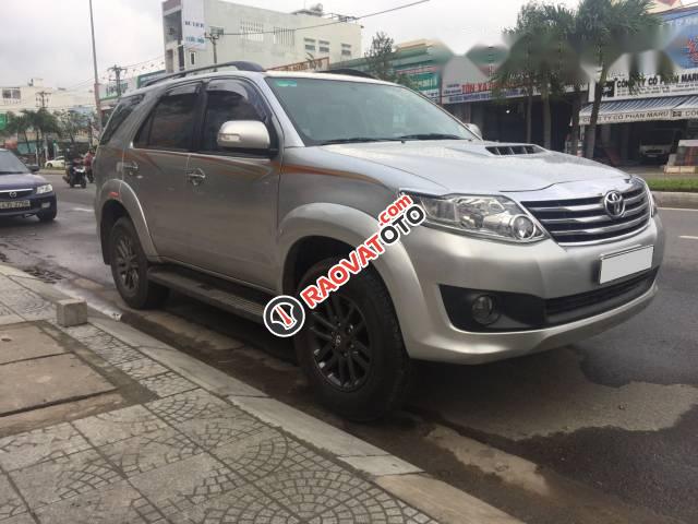 Bán xe Toyota Fortuner năm 2015, màu bạc số sàn, giá tốt-0