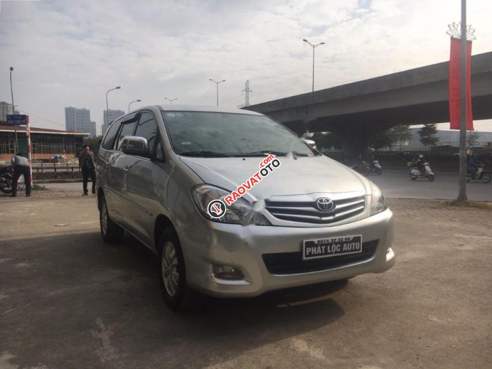 Bán Toyota Innova V 2010, màu bạc như mới-0