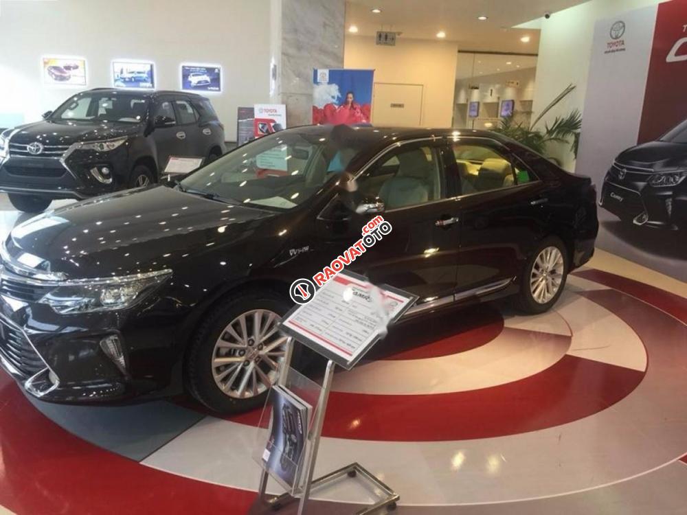 Bán Toyota Camry 2.0E đời 2017, màu đen, 947 triệu-1