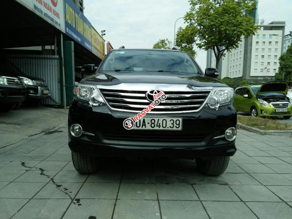 Xe Toyota Fortuner V sản xuất 2015, màu đen-13