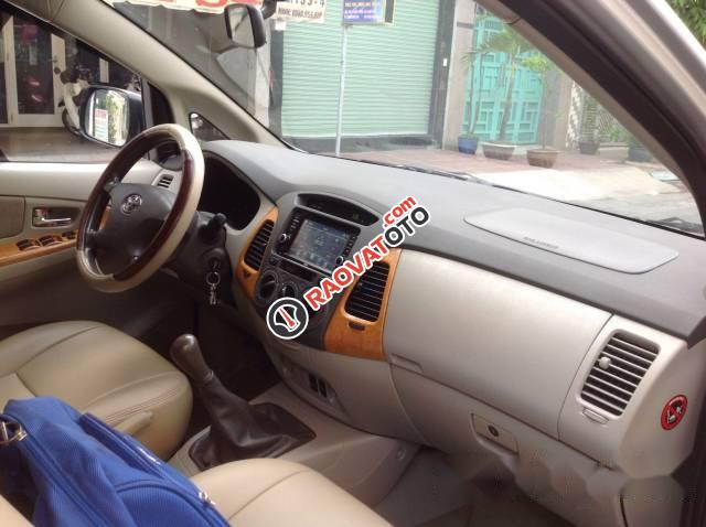 Bán Toyota Innova G đời 2010, màu bạc còn mới-5