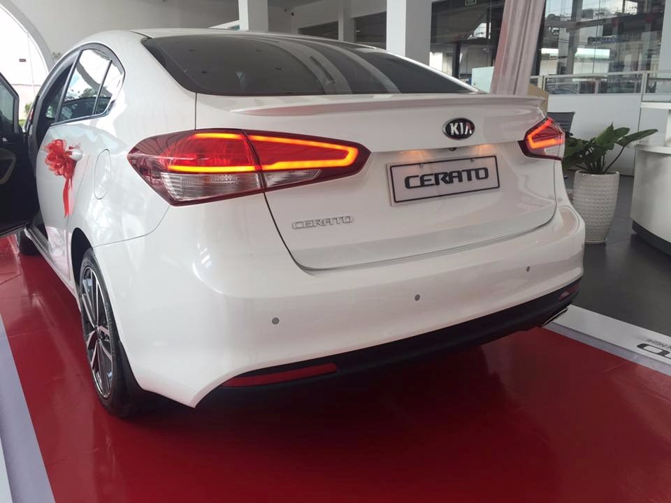 Bán Kia Cerato đời 2017, màu trắng, nhập khẩu, số sàn-8