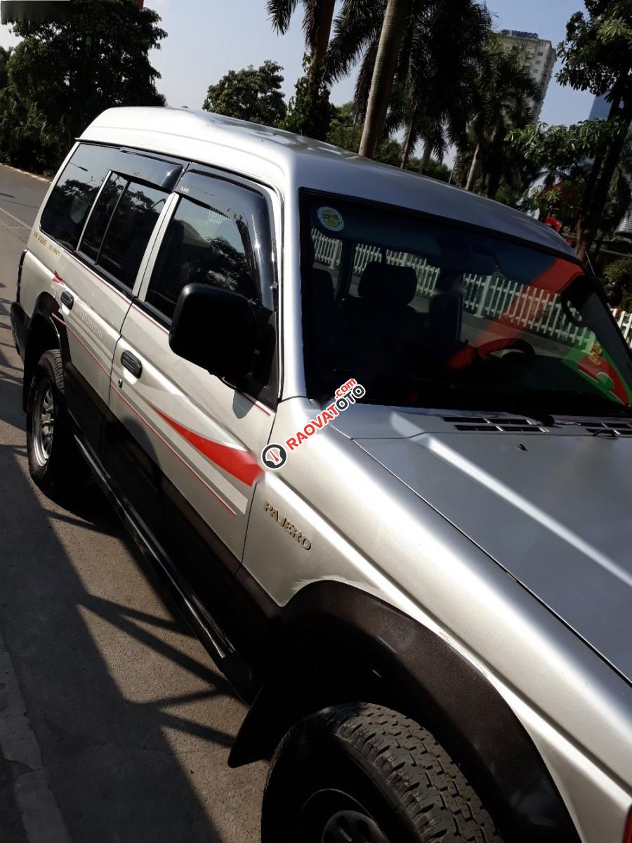 Bán Mitsubishi Pajero 2.8 đời 2001, màu bạc, xe nhập xe gia đình, giá tốt-3