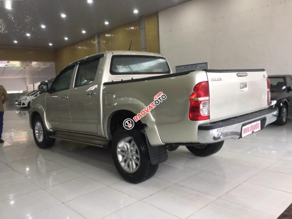 Salon bán xe Toyota Hilux 3.0G 4x4 MT sản xuất 2014, màu vàng, nhập khẩu-7