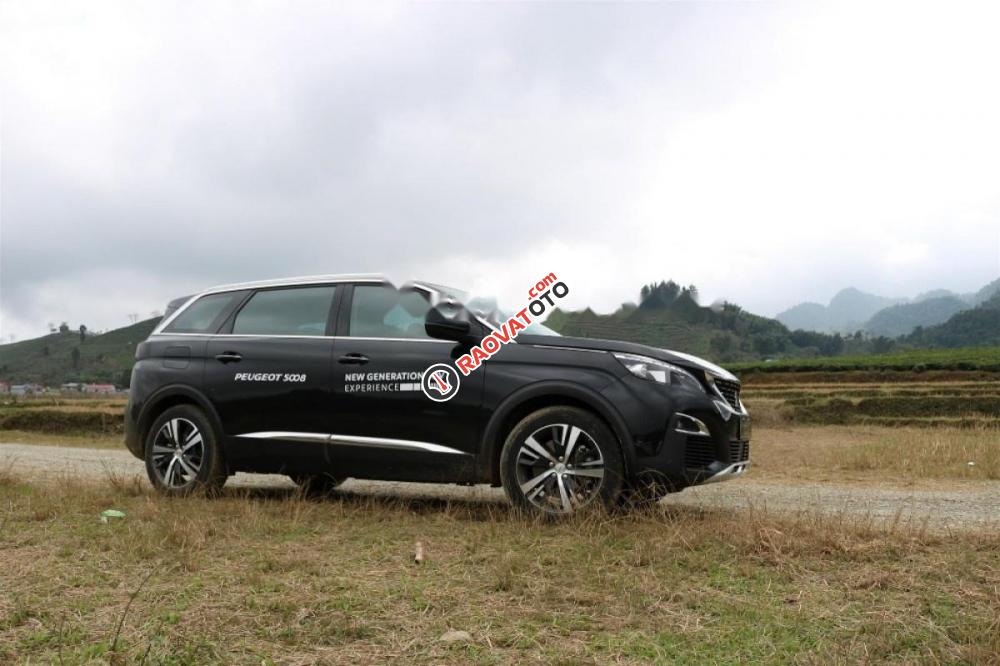 Cần bán Peugeot 5008 1.6 AT đời 2017, màu đen-2