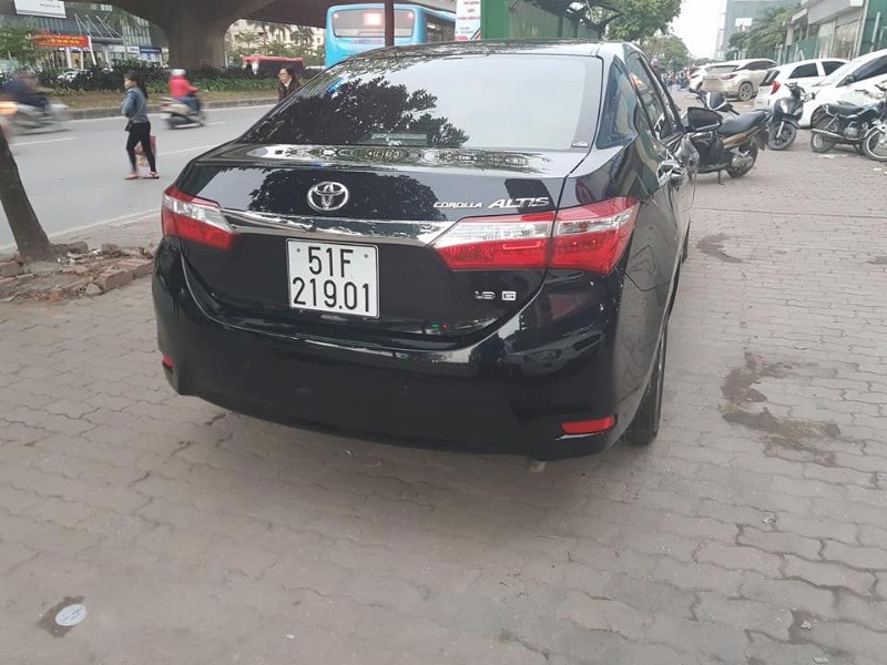 Cần bán lại xe Toyota Corolla altis 1.8 đời 2015, màu đen, xe nhập-3