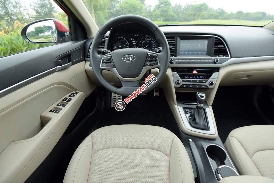 Mua xe Hyundai Elantra 2018, nhận ngay gói KM khủng lên đến 100tr-3