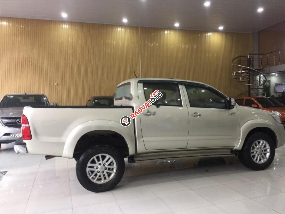 Salon bán xe Toyota Hilux 3.0G 4x4 MT sản xuất 2014, màu vàng, nhập khẩu-4