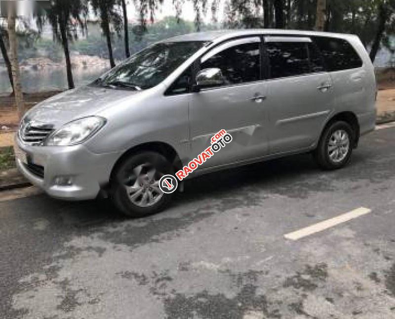 Cần bán xe Toyota Innova G năm 2010, màu bạc, giá 420tr-1