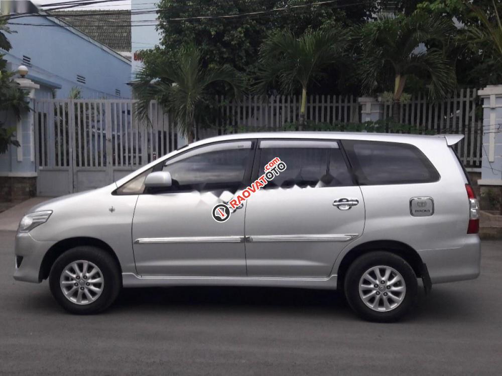 Cần bán lại xe Toyota Innova E đời 2013, màu bạc, giá chỉ 530 triệu-2