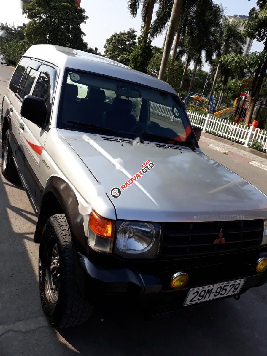 Bán Mitsubishi Pajero 2.8 đời 2001, màu bạc, xe nhập xe gia đình, giá tốt-2