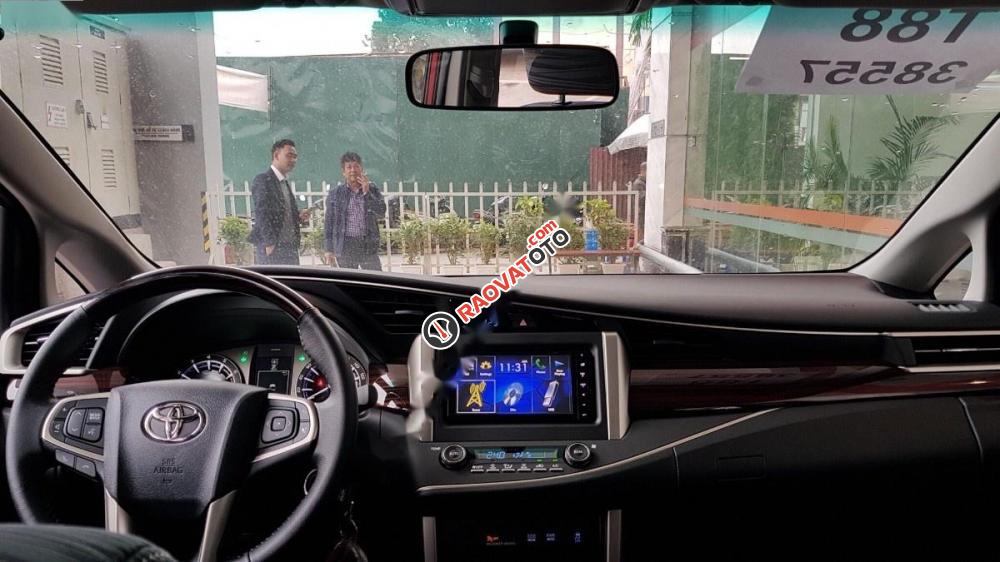 Bán Toyota Innova 2.0 Venturer đời 2017, màu đỏ-4