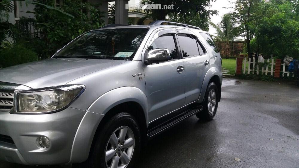 Chính chủ bán Toyota Fortuner đời 2009, màu bạc, nhập khẩu-0